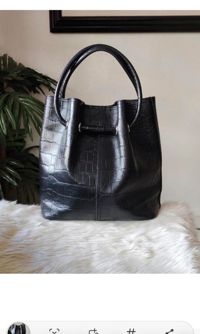 Used Hand Bag pure leather (Category: Luxury Bags & Wallets) located in Pasay City. Submitted by 4lesstuff (Listing ID 1328602292, Image 3). Description: pure leather in good condition medium size Japan source meet up or pick up.