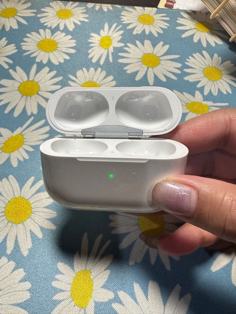 Airpods Pro Gen 2 USB-C Charging Case (Category: Earphones) located in Davao. Submitted by nijyounow (Listing ID 1331858386, Image 2). Description: • CHARGING case only • bought first week of October 2024 • USB-C variant • rfs: bought a new one cause i lost the other pod. • can be bought together with the left pod (dm me) .