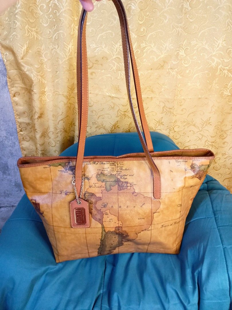 Alviero Martini Map Bag Authentic (Category: Luxury Bags & Wallets) located in Manila. Submitted by mybellacloset158 (Listing ID 1331898409, Image 2). Description: Authentic Alviero Martini T Classe Tote Bag, Sobrng ganda nya. No flaws, good as new, pweding ipang Regalo. Large size. Measurements: Width-16.5" Height-11" Depth- 4.5".