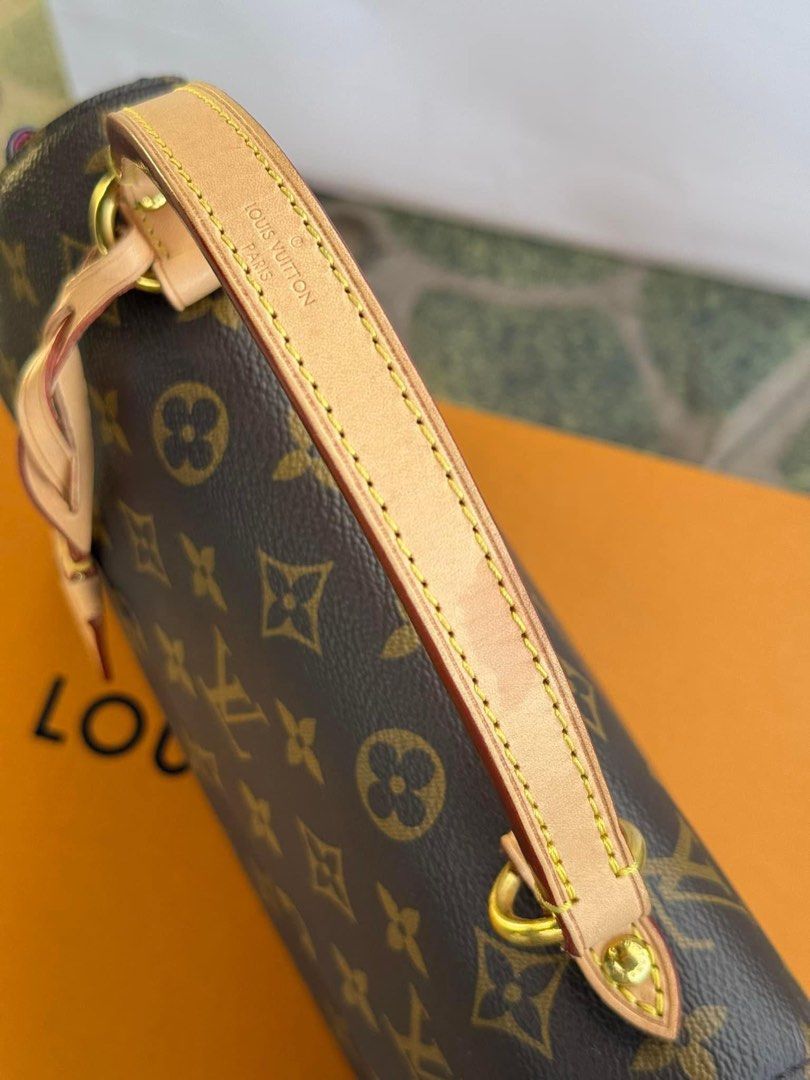 Authentic LV Cluny Bb (Category: Luxury Bags & Wallets) located in Quezon City. Submitted by jhaediah (Listing ID 1331901092, Image 3). Description: good condition Original what you see is what you get.