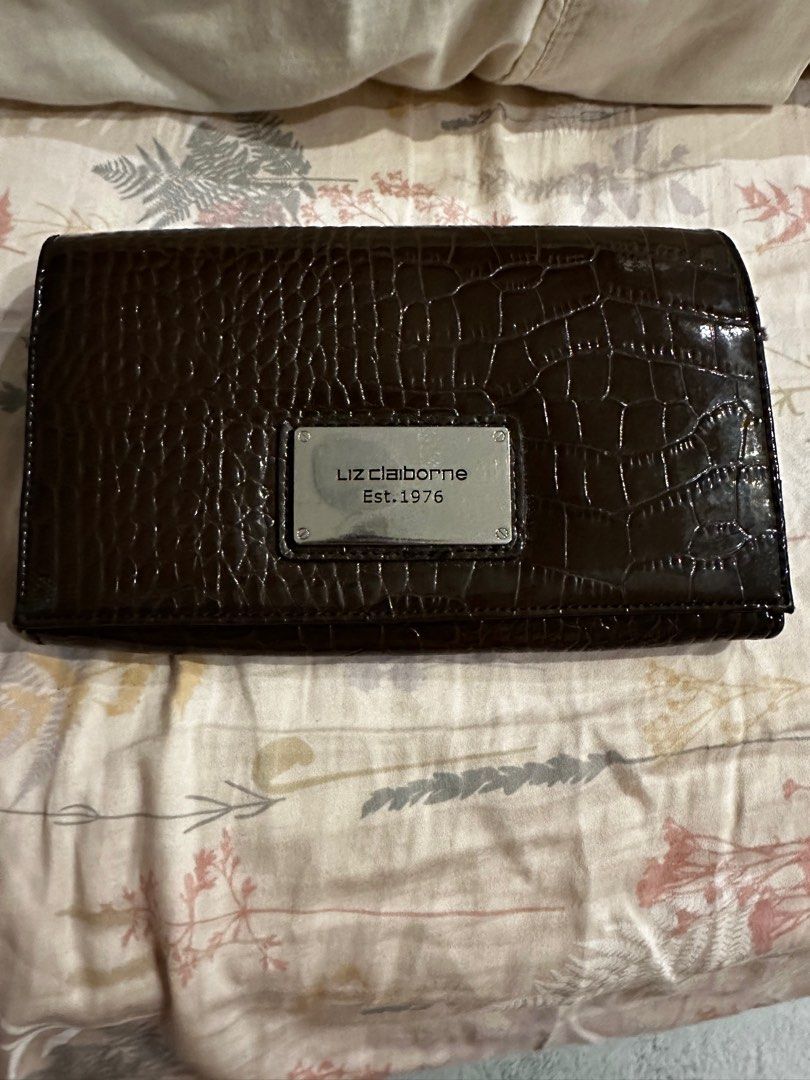 Liz Claiborne clutch bag (Category: Clutches) located in Valenzuela. Submitted by polchipreloveditems (Listing ID 1331834708, Image 1). Description: Used Liz Claiborne Clutch Bag Brown croco With scratches in metal tag.