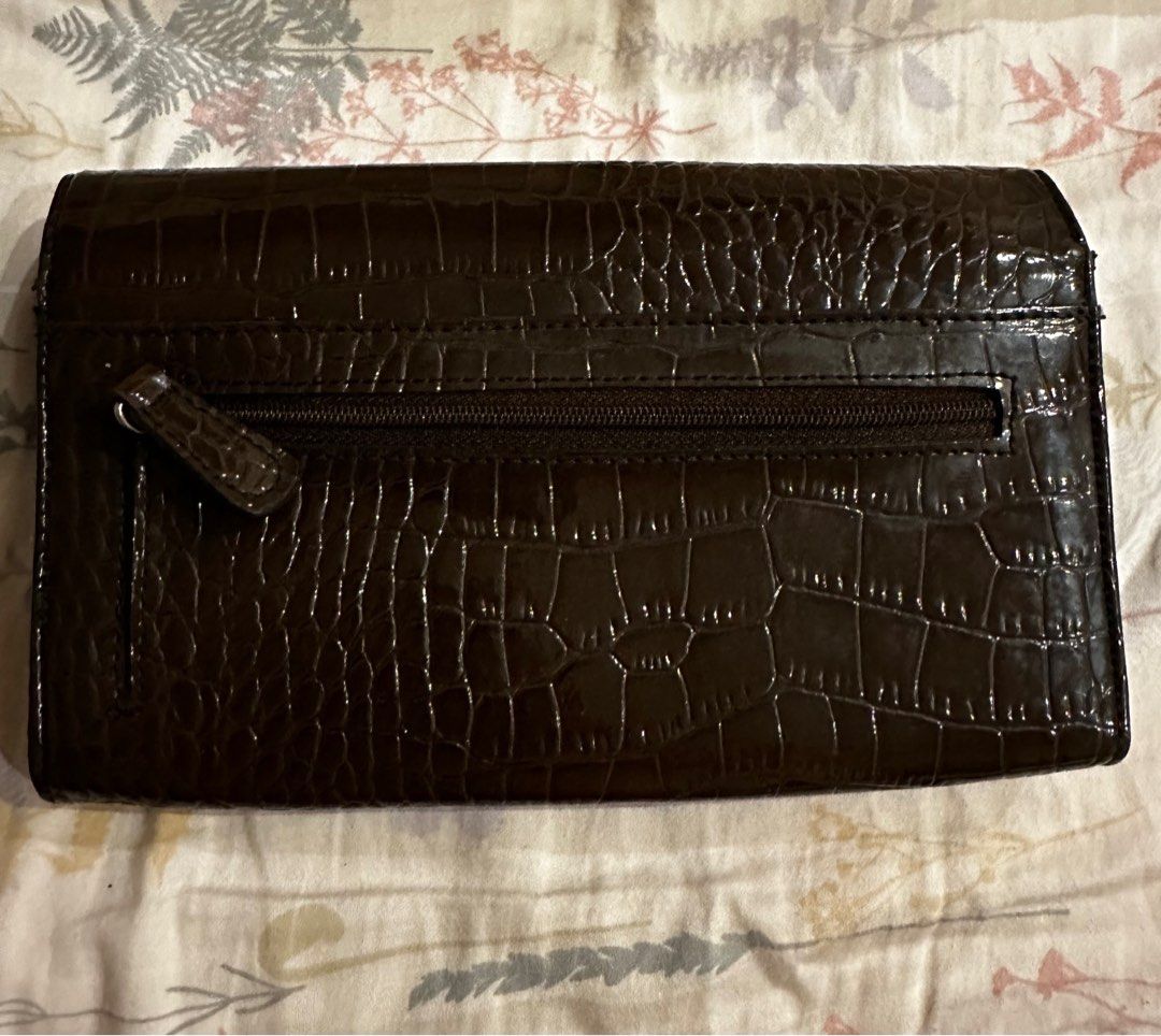 Liz Claiborne clutch bag (Category: Clutches) located in Valenzuela. Submitted by polchipreloveditems (Listing ID 1331834708, Image 2). Description: Used Liz Claiborne Clutch Bag Brown croco With scratches in metal tag.