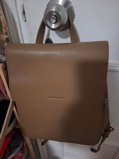 Charles and Keith 背包（卡其色）629984725601311129