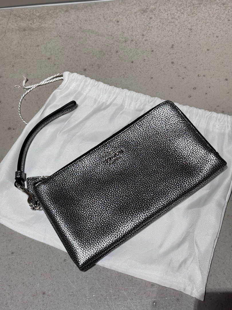 Coach Wristlet bag, 名牌, 手袋及銀包 Carousell