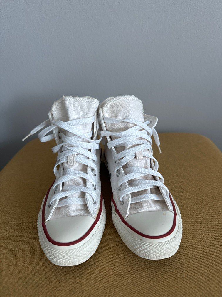 Very white converse top