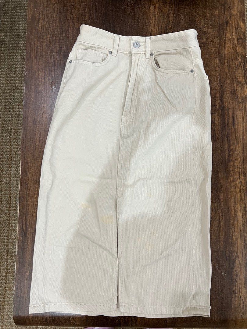 H&M Beige front slit Denim Skirt (Category: Skirts) located in Marikina City. Submitted by r.castro (Listing ID 1331835472, Image 1). Description: Still in good condition (has small stain on the front) .