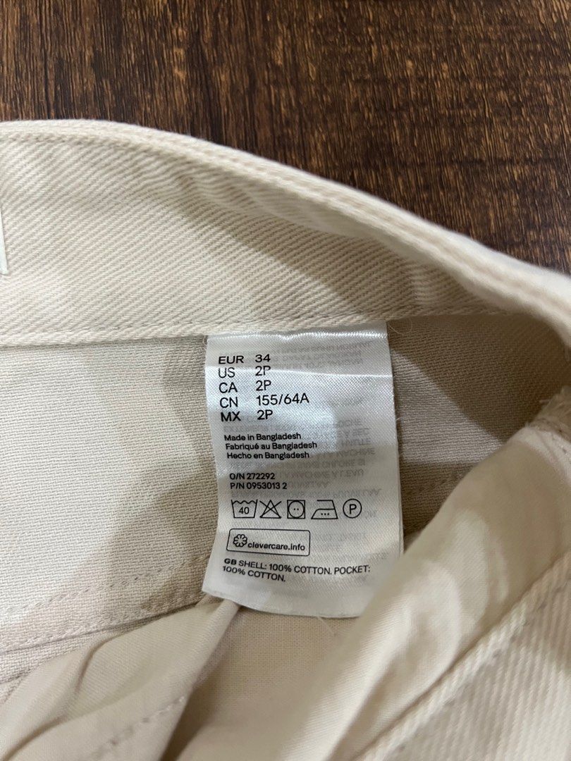 H&M Beige front slit Denim Skirt (Category: Skirts) located in Marikina City. Submitted by r.castro (Listing ID 1331835472, Image 3). Description: Still in good condition (has small stain on the front) .