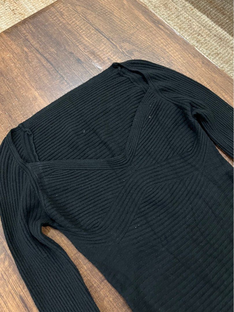 Ribbed knit fitted long-sleeve top (Category: Longsleeves) located in Marikina City. Submitted by r.castro (Listing ID 1331827662, Image 3). Description: Still in good condition.