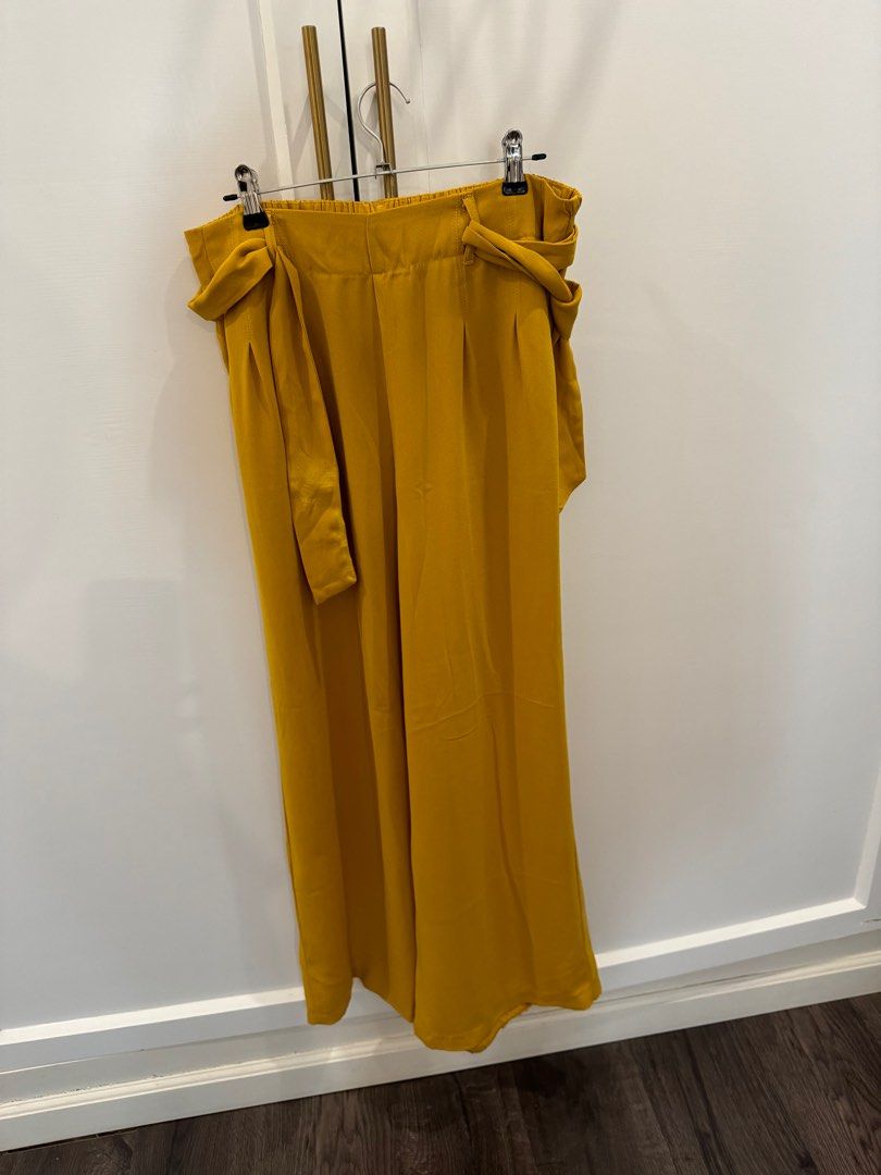 Stradivarius Palazzo Pants (Category: Other Bottoms) located in Paranaque City. Submitted by prelovedclutter (Listing ID 1331800483, Image 1). Description: .