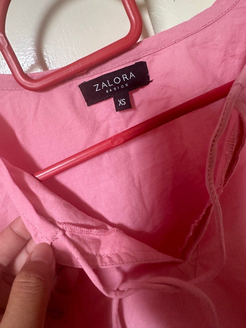 ZALORA Basic Red Top (Category: Blouses) located in Kuala Lumpur. Submitted by zyha04 (Listing ID 1331756965, Image 1). Description: - Decluttering - Too small letting go - Washed but never used coz it’s too small .
