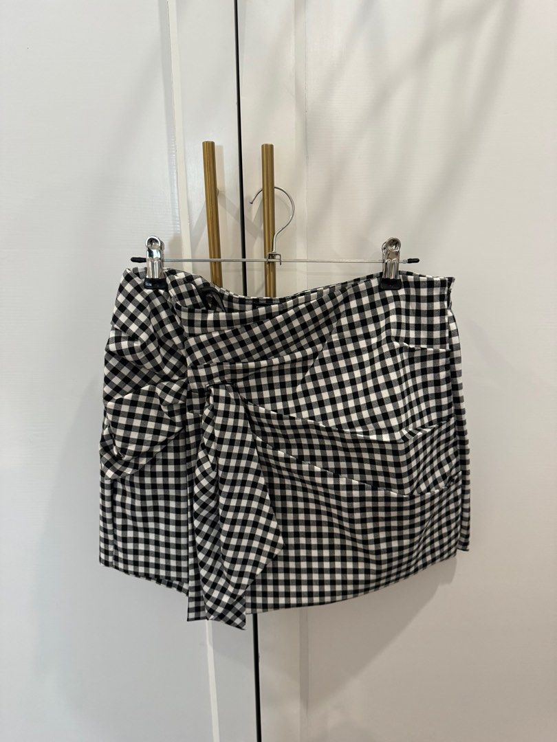 Zara skirt (Category: Skirts) located in Paranaque City. Submitted by prelovedclutter (Listing ID 1331799966, Image 1). Description: .
