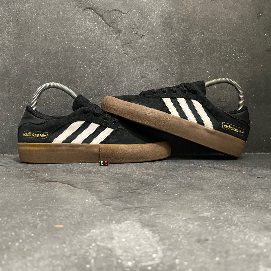 Adidas matchbreak B4547 Fesyen Pria Sepatu Sneakers di Carousell
