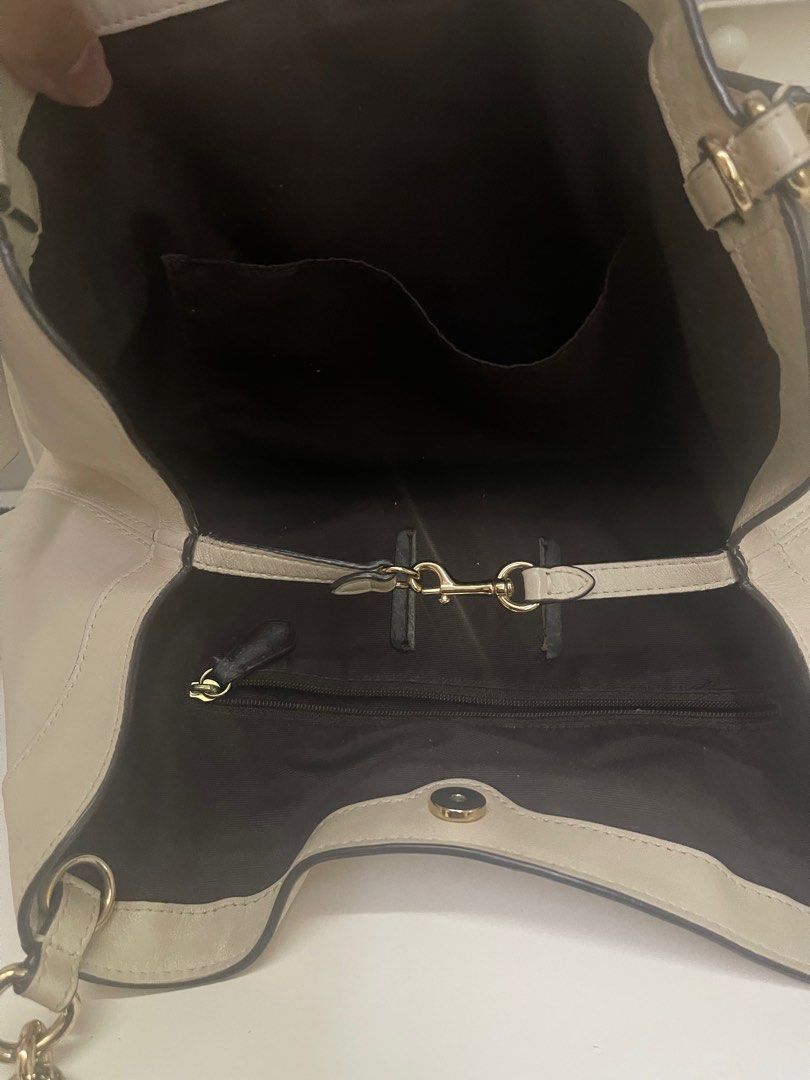 Authentic Coach Bag bought from US (Category: Luxury Bags & Wallets) located in Pasig City. Submitted by janrh (Listing ID 1332098122, Image 2). Description: Authentic from US outlet store Tag was cut due to flaking thus the lower price.