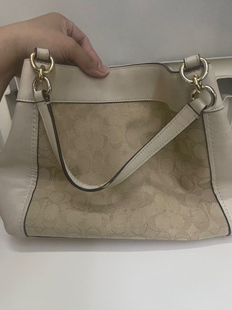 Authentic Coach Bag bought from US (Category: Luxury Bags & Wallets) located in Pasig City. Submitted by janrh (Listing ID 1332098122, Image 3). Description: Authentic from US outlet store Tag was cut due to flaking thus the lower price.