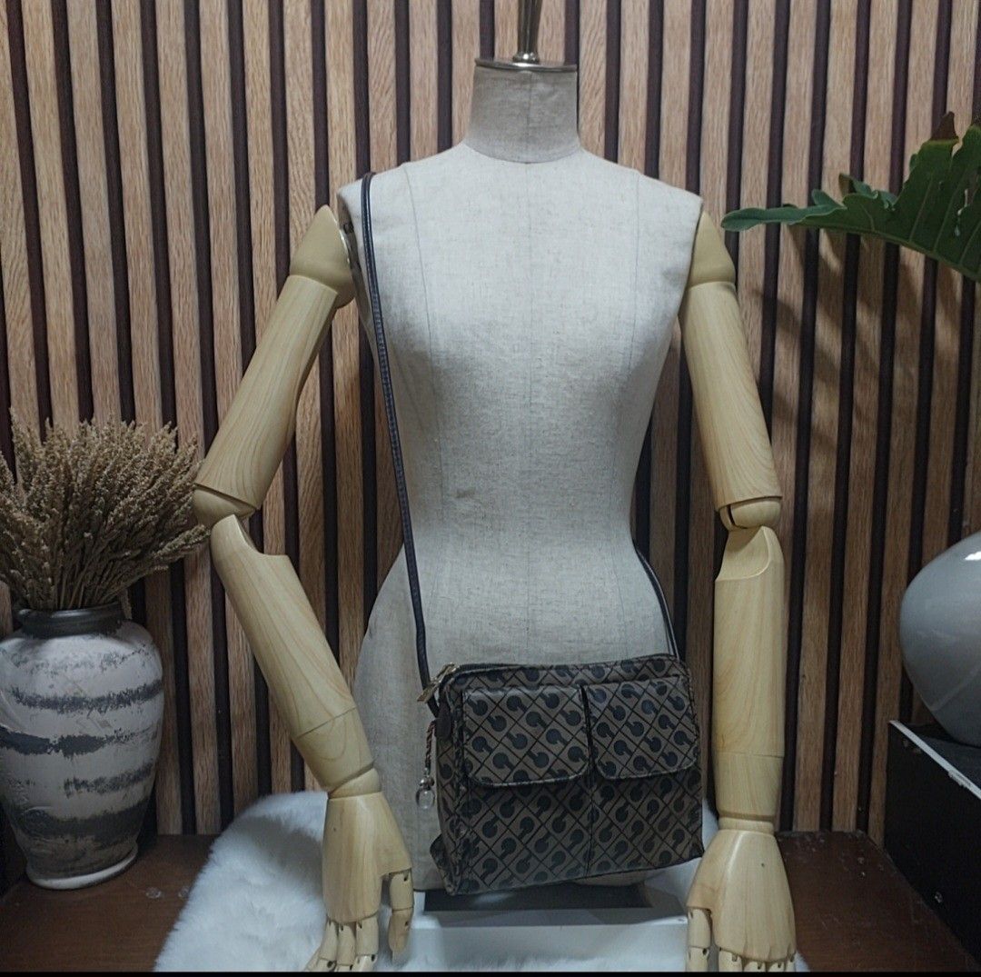 Authentic Gherardini mini sling bag (Category: Luxury Bags & Wallets) located in Binangonan. Submitted by makoleksyon (Listing ID 1332087297, Image 2). Description: excellent condition no flaws bought in Japan with bag charm na kasama made in Italy 💯% Authentic Money back guarantee kasya long wallet at phone.