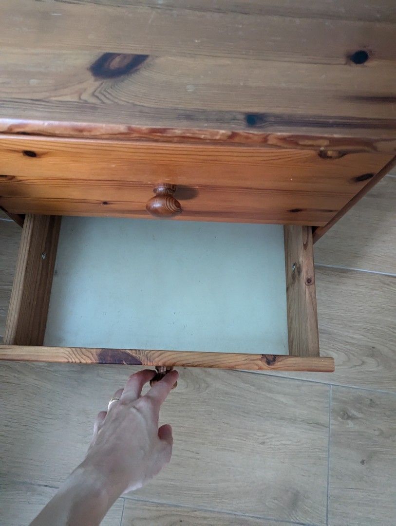 Bedside table (Category: Tables & Sets) located in Singapore. Submitted by Sushigo (Listing ID 1332035409, Image 3). Description: Collect at 310144.