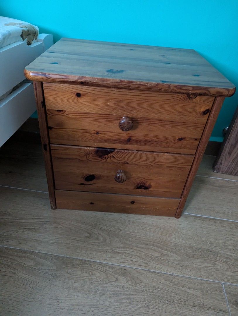 Bedside table (Category: Tables & Sets) located in Singapore. Submitted by Sushigo (Listing ID 1332035409, Image 1). Description: Collect at 310144.