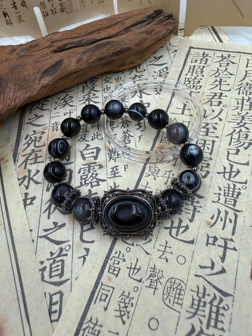 Bracelets (Category: Bracelets) located in Singapore. Submitted by jaswoo81 (Listing ID 1332014635, Image 1). Description: We will be posting out using smartpac every Thurs with tracking number provided. You will receive from your post box 玛瑙是佛教七宝之一，自古以来一直被当为辟邪物、护身符使用，象征友善的爱心和希望，有助于消除压力、疲劳、浊气等负性能量。 2、可加强血液循环，促进新陈代谢，对皮肤有美容养颜之效调理女性荷尔蒙，帮助生殖系统，可治疗妇女病，止经痛，气血调和，对更年期荷尔蒙失调的女性也有疗效。 都带眼的珠子.