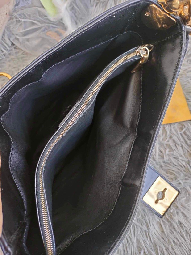 CELINE Classic HOBO (Category: Luxury Bags & Wallets) located in Manila. Submitted by bagrx (Listing ID 1331949304, Image 2). Description: can add generic long strap and make it two way.