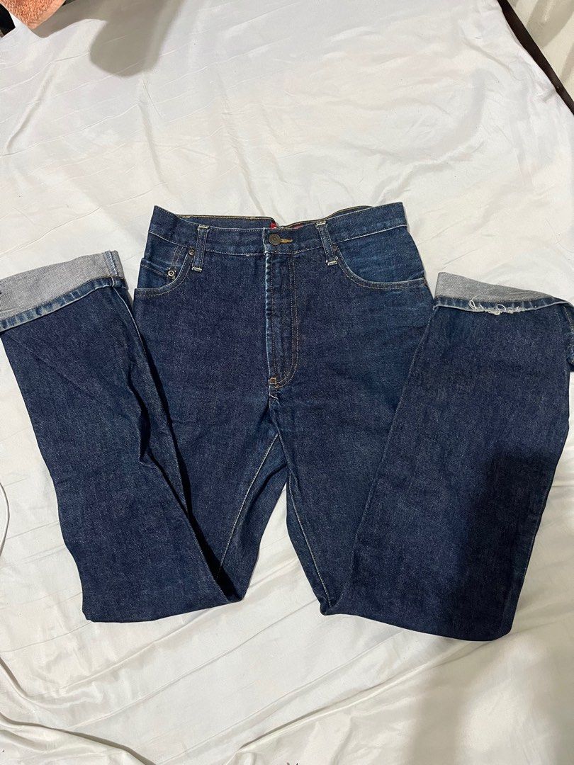 Chevignon Dark Wash Jeans (Category: Jeans) located in Pasig City. Submitted by decluttering00 (Listing ID 1332094241, Image 1). Description: Can fit up to size 27-28.