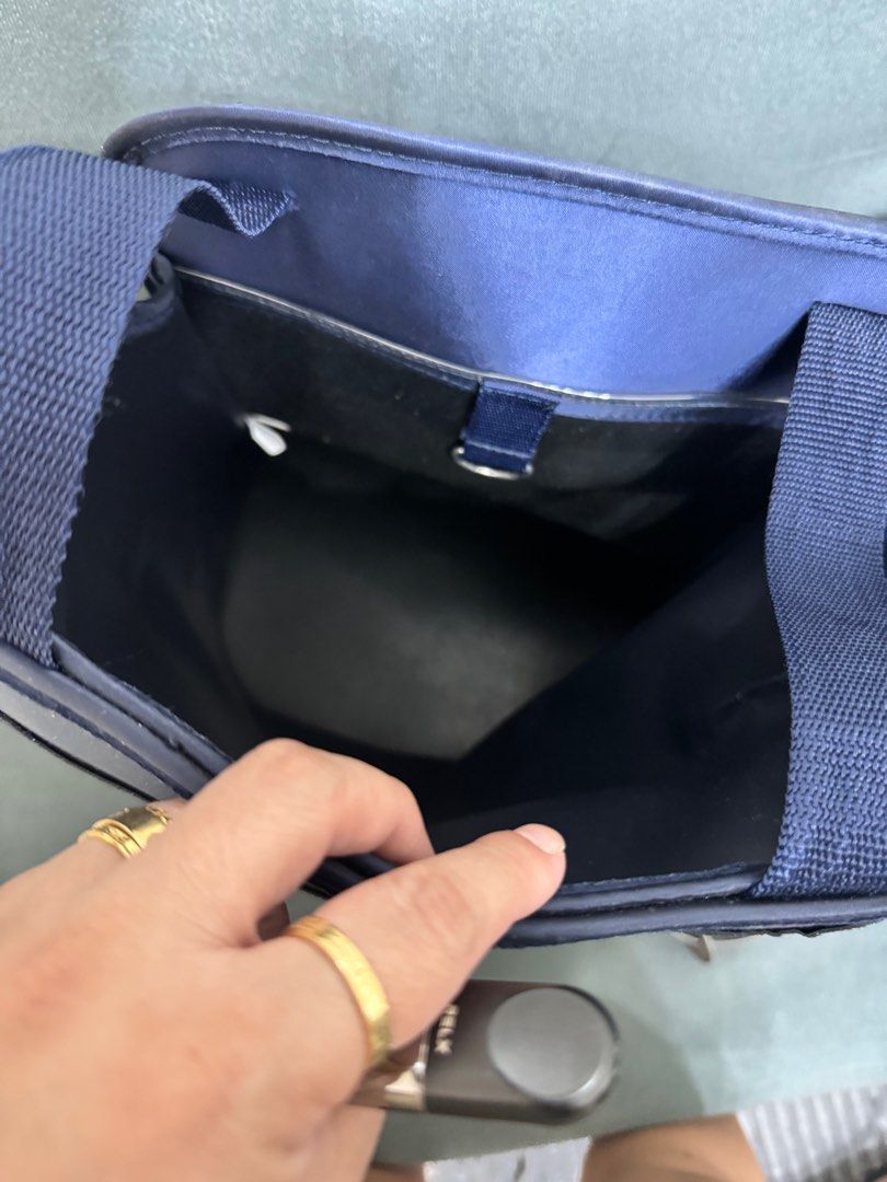 HERMES Voyage en terre de toile (Category: Luxury Bags & Wallets) located in Quezon City. Submitted by mtumibay (Listing ID 1332089334, Image 3). Description: Authentic With issue check the pics,thats why selling low. Swapping value:₱8,999.