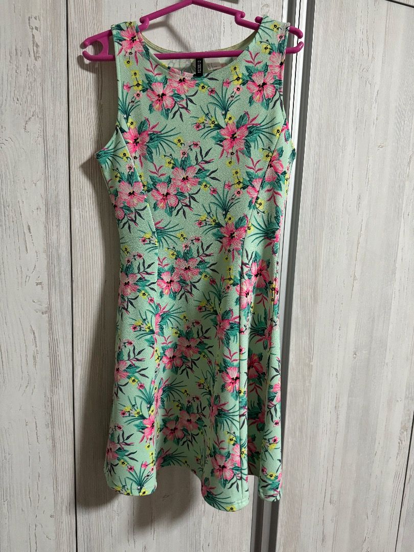 H&M Floral Dress (Category: Dresses) located in Caloocan City. Submitted by gobernice (Listing ID 1331972695, Image 1). Description: H&M Mint Green Floral Dress US Size 6, EU 36 (SMALL) Used 2-3x only RFS: Decluttering.