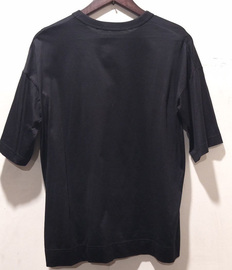 Jil Sander x Uniqlo+J black oversized tee (Category: Tshirts & Polo Shirts ) located in Quezon City. Submitted by sicnarf_95 (Listing ID 1332029023, Image 2). Description: never used. tagged size S width: 19" length: 23".
