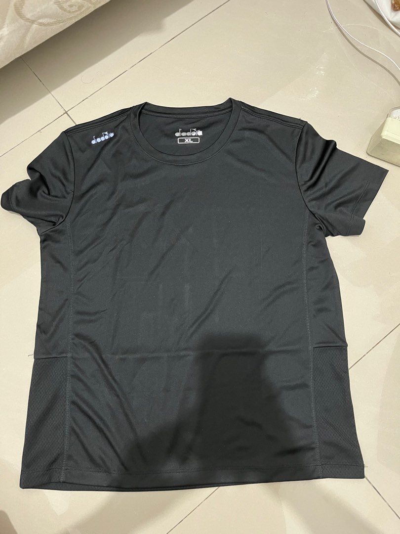 Kaos running diadora Fesyen Wanita Pakaian Wanita Atasan di Carousell