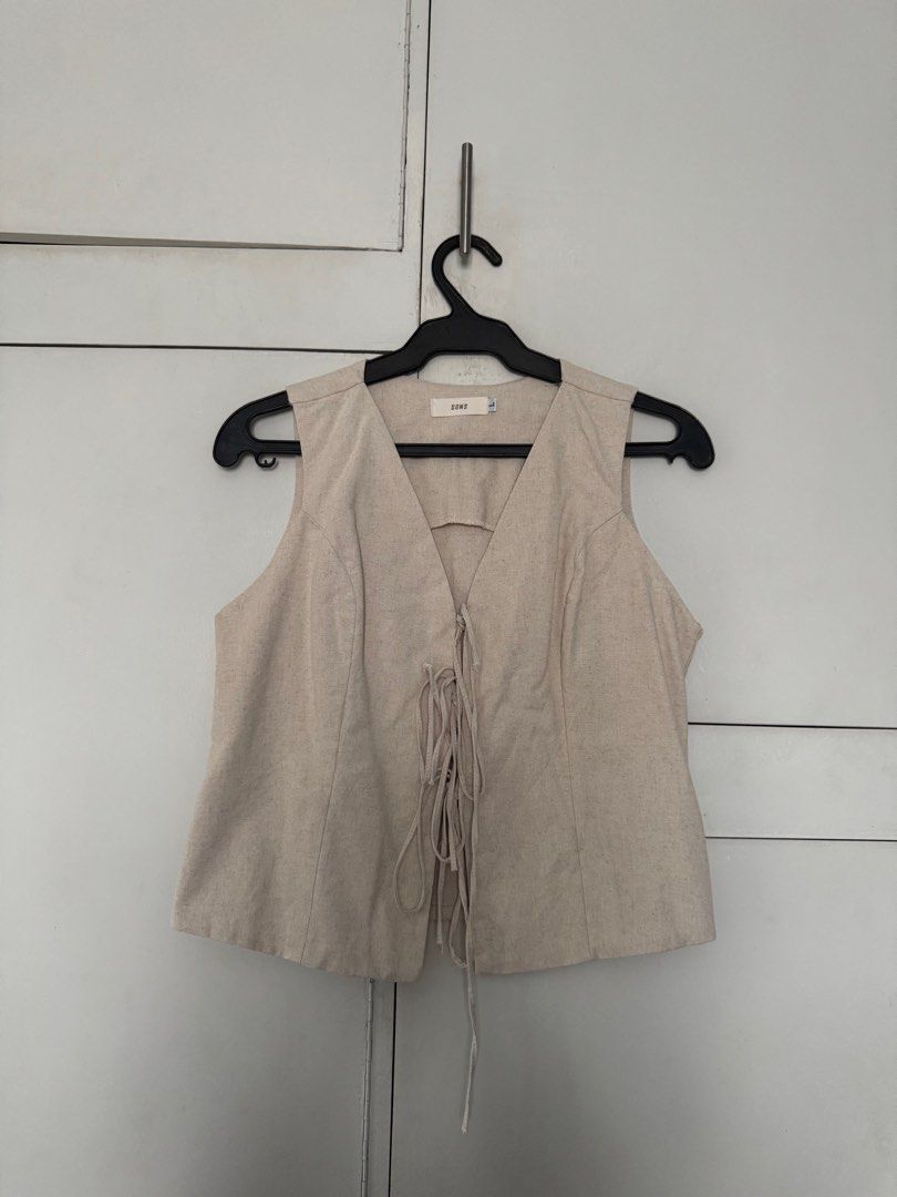 Linen Set - Top and Maxi Skirt (Category: Sets or Coordinates) located in Taguig. Submitted by blessthismessph (Listing ID 1331952675, Image 2). Description: Used once only, super nice but skirt is quite small on me, Im a L for reference. L on tag but runs small, best fits Medium frames. WW photos available upon request. Shipping c/o buyer. Can ship via Lalamove same day within MM pr via J&T for cheaper SF within and outside MM..