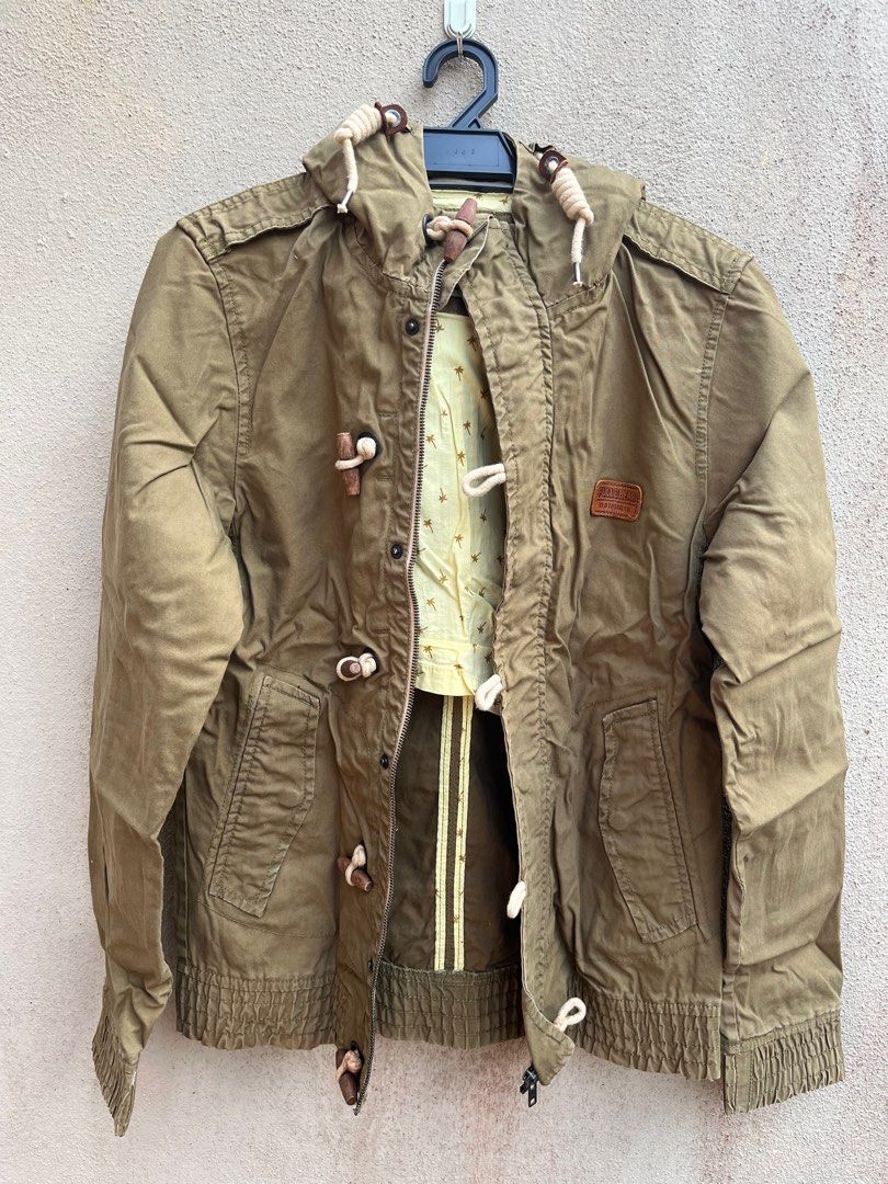 Pull & bear parka (Category: Hoodies) located in Kuala Lumpur. Submitted by taringtirus (Listing ID 1332041191, Image 1). Description: jarang pakai dan ada sedikit stain di belakang kepala, boleh dibasuh hilang Pos bayar jnt.