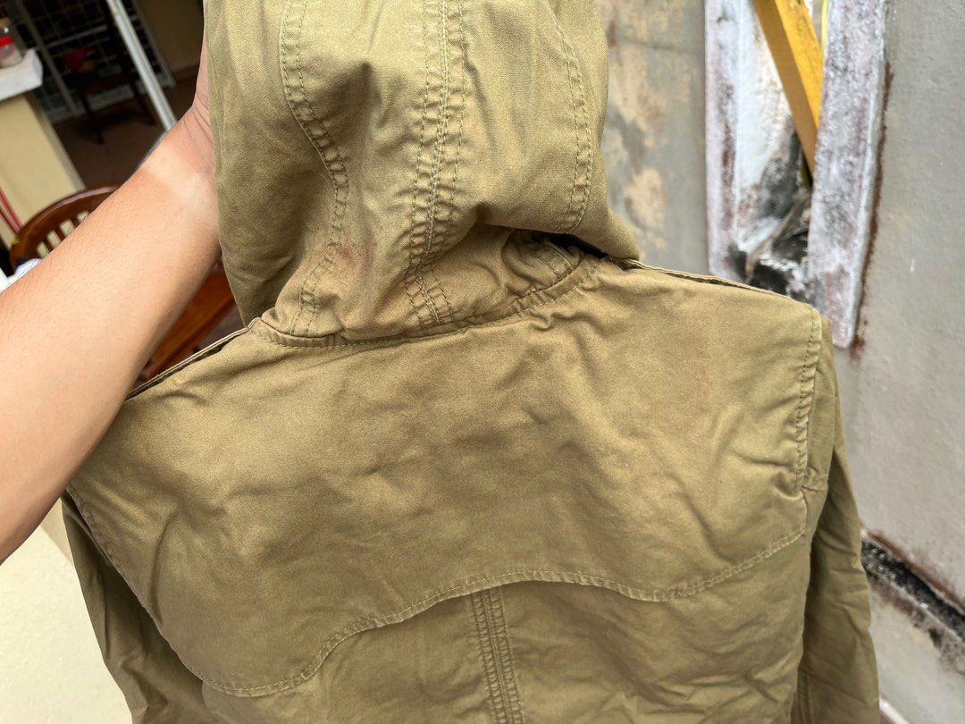 Pull & bear parka (Category: Hoodies) located in Kuala Lumpur. Submitted by taringtirus (Listing ID 1332041191, Image 3). Description: jarang pakai dan ada sedikit stain di belakang kepala, boleh dibasuh hilang Pos bayar jnt.