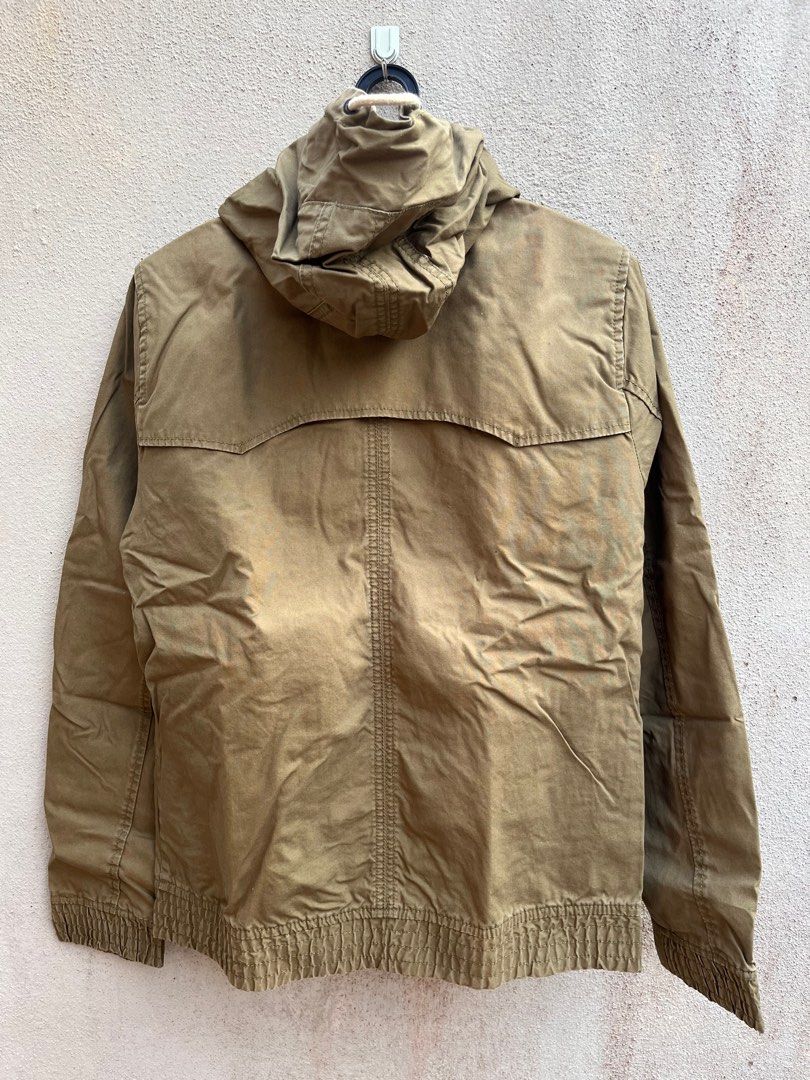 Pull & bear parka (Category: Hoodies) located in Kuala Lumpur. Submitted by taringtirus (Listing ID 1332041191, Image 2). Description: jarang pakai dan ada sedikit stain di belakang kepala, boleh dibasuh hilang Pos bayar jnt.