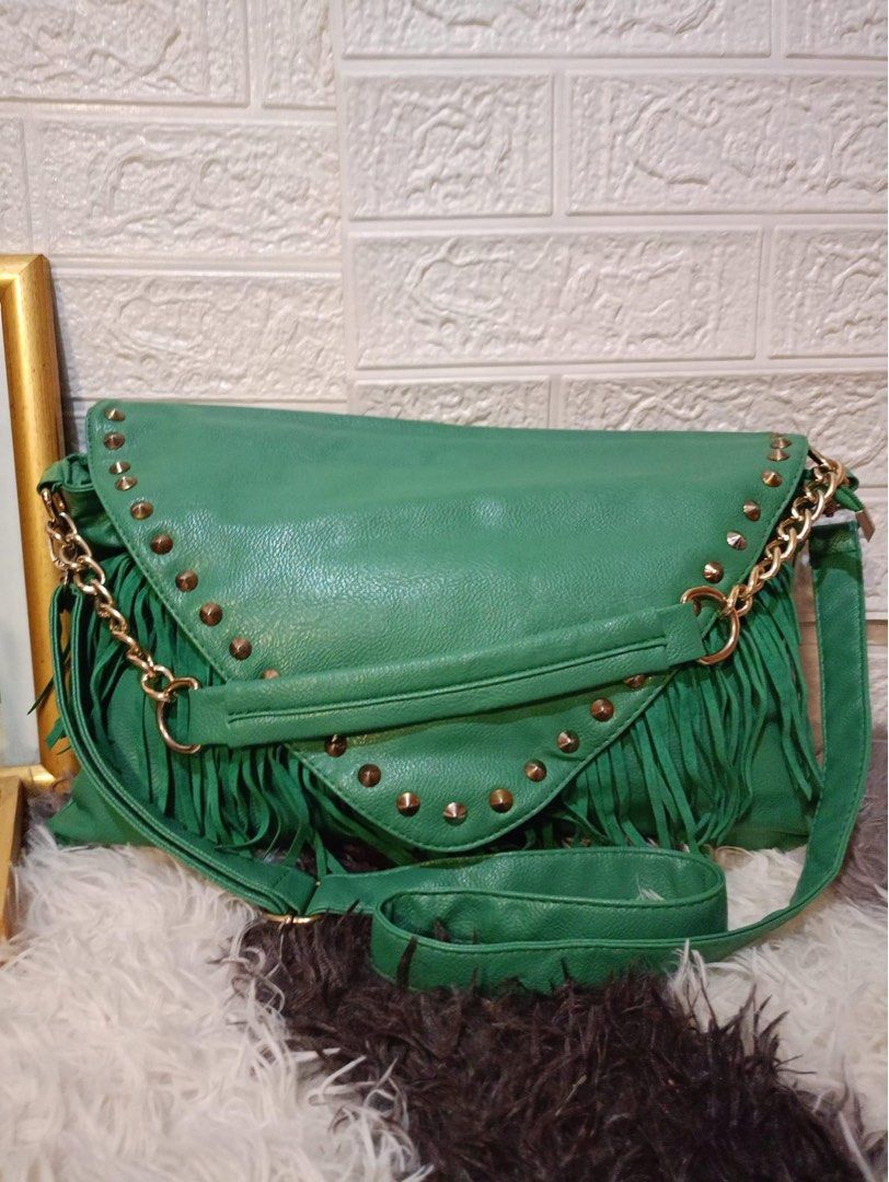 UNBRANDED 2-WAY FRINGE BAG (Category: Cross-body Bags) located in Taguig. Submitted by annes_preloved (Listing ID 1331937151, Image 1). Description: ❣️❣️❣️ON-HAND AVAILABLE FOR GRABS❣️❣️❣️ ☑️BRANDED ☑️VERY GOOD USED CONDITION 🛍PM FOR INQUIRIES 🎒PAYMENT FIRST 💰: GCASH/COD 🚚: JNT / FLASH / GRAB / LALAMOVE ♨️DISCLAIMER:♨️ 📌PLEASE BE REMINDED THAT BAGS POSTED ARE ALL PRELOVED 📌DON’T EXPECT THE BAGS TO BE PERFECT LIKE YOU☺️✌🏻 📌COLOR MAY VARY A