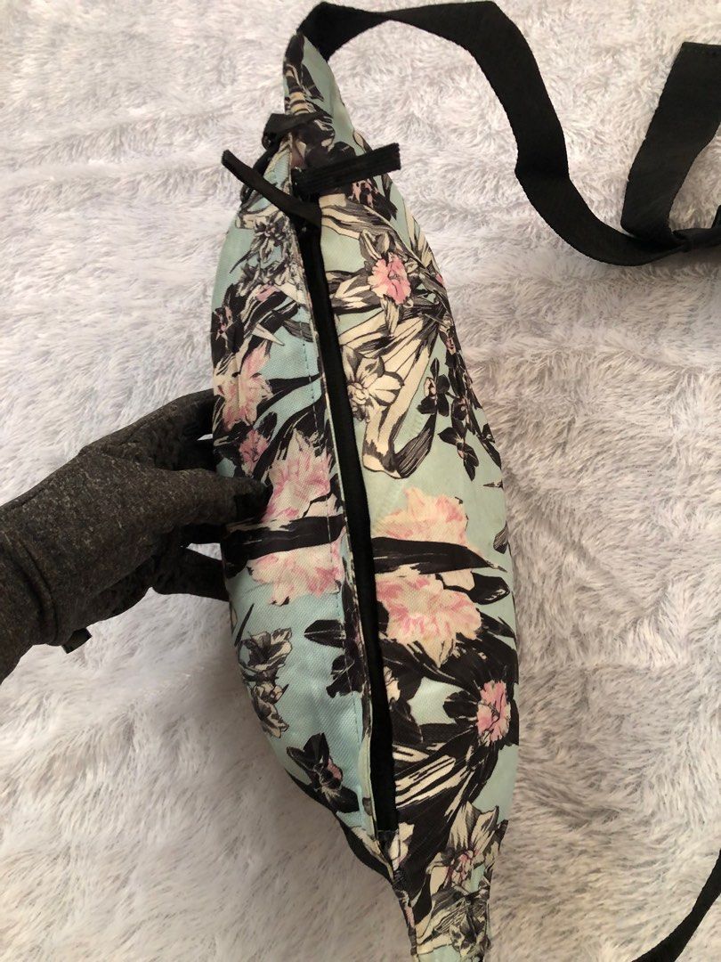 Nike waist bag flower clearance