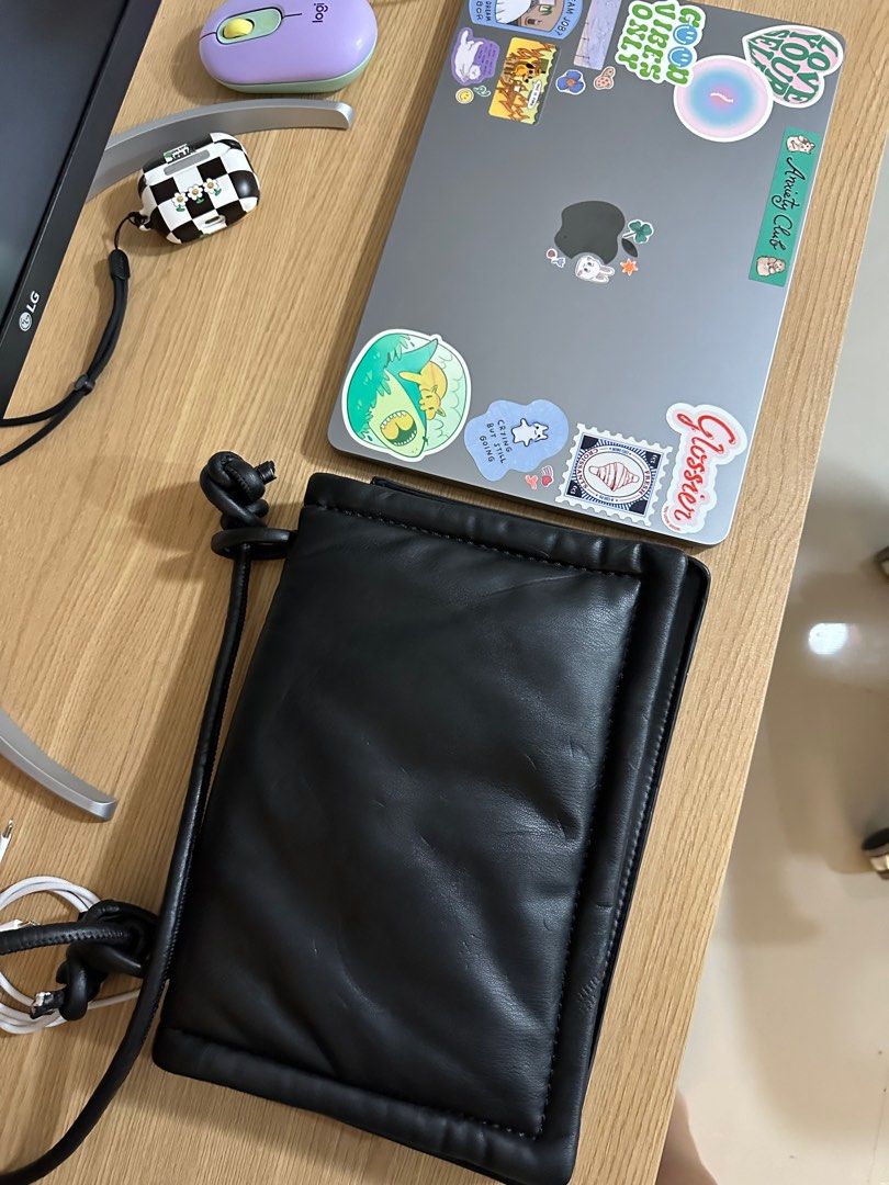 ZARA Rectangular puffy flap bag (Category: Shoulder Bags) located in Cagayan de Oro. Submitted by dumpleeex (Listing ID 1332057036, Image 2). Description: Zara puffy flap bag. Super cutesy office bag! 🖤✨ Size comparison w/ my 13in laptop for reference hehe Slight flaw (i think haha) peeling of handle. Not deteriorated but can be fixed easily naman 🤞🏼.