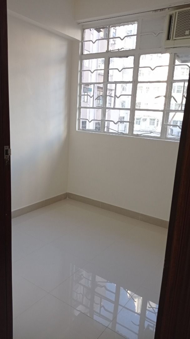 Owner's unit, no commission. Walk-up building, 3/F, Prince Edward Station, 422 sq ft63438991478530113