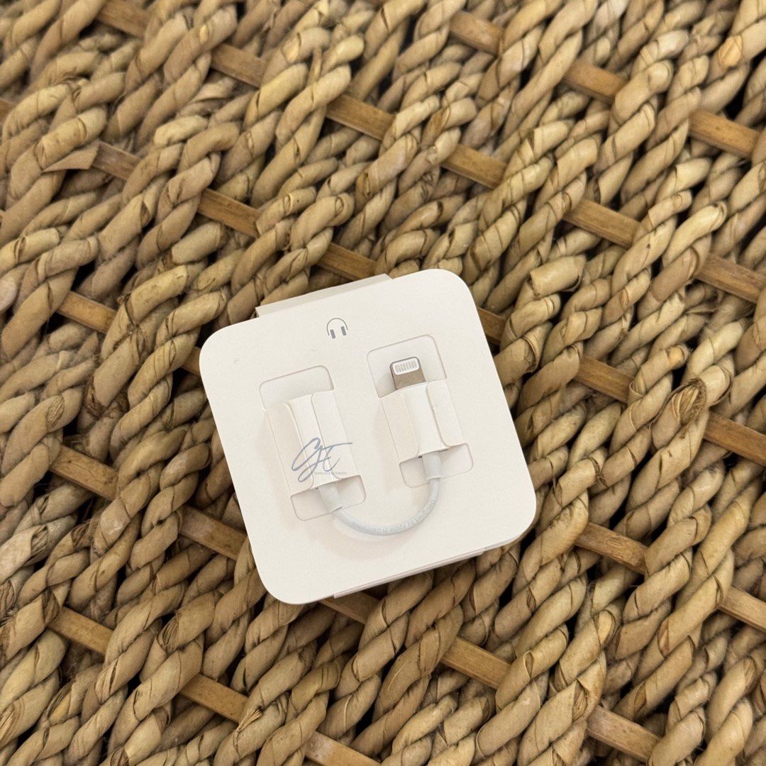 Apple iPhone Lightning connector to 3.5mm jack headset ((DONGLE)) (Category: Headphones & Headsets) located in Pasig City. Submitted by preloved_by_g (Listing ID 1332153801, Image 2). Description: I’m selling an Apple iPhone Lightning to 3.5mm jack adapter (dongle). It’s unused and 100% original! I accept fund transfers via BDO, BPI, GoTyme Bank, GCash, or Maya. Delivery options: Angkas, Lalamove, or Grab. COD is available via Lalamove’s Abono se