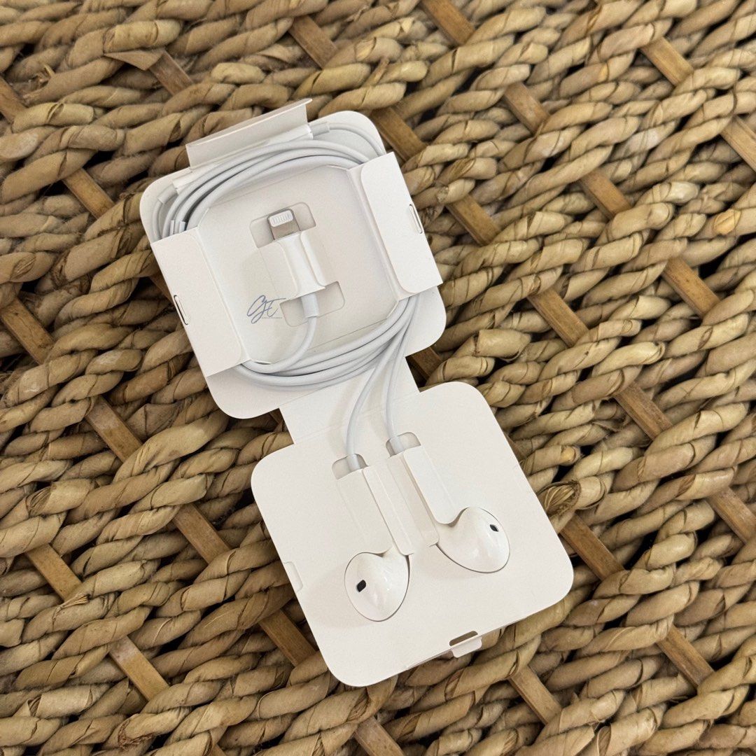 Apple iPhone Lightning Earpods ( with wire) not AIRPODS!!! (Category: Headphones & Headsets) located in Pasig City. Submitted by preloved_by_g (Listing ID 1332154979, Image 2). Description: I’m selling an Apple iPhone Lightning Earpods ( with wire) not AIRPODS!!! It’s unused and 100% original! I accept fund transfers via BDO, BPI, GoTyme Bank, GCash, or Maya. Delivery options: Angkas, Lalamove, or Grab. COD is available via Lalamove’s Abono servi