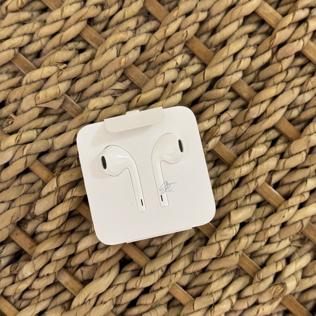 Apple iPhone Lightning Earpods ( with wire) not AIRPODS!!! (Category: Headphones & Headsets) located in Pasig City. Submitted by preloved_by_g (Listing ID 1332154979, Image 1). Description: I’m selling an Apple iPhone Lightning Earpods ( with wire) not AIRPODS!!! It’s unused and 100% original! I accept fund transfers via BDO, BPI, GoTyme Bank, GCash, or Maya. Delivery options: Angkas, Lalamove, or Grab. COD is available via Lalamove’s Abono servi