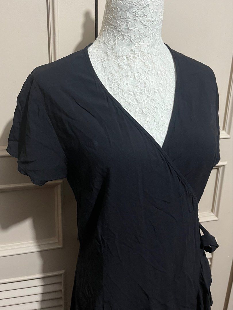 Cotton On Wrap Black Dress (Category: Dresses) located in Manila. Submitted by emmarim (Listing ID 1332224435, Image 2). Description: Can fot xxs-s.