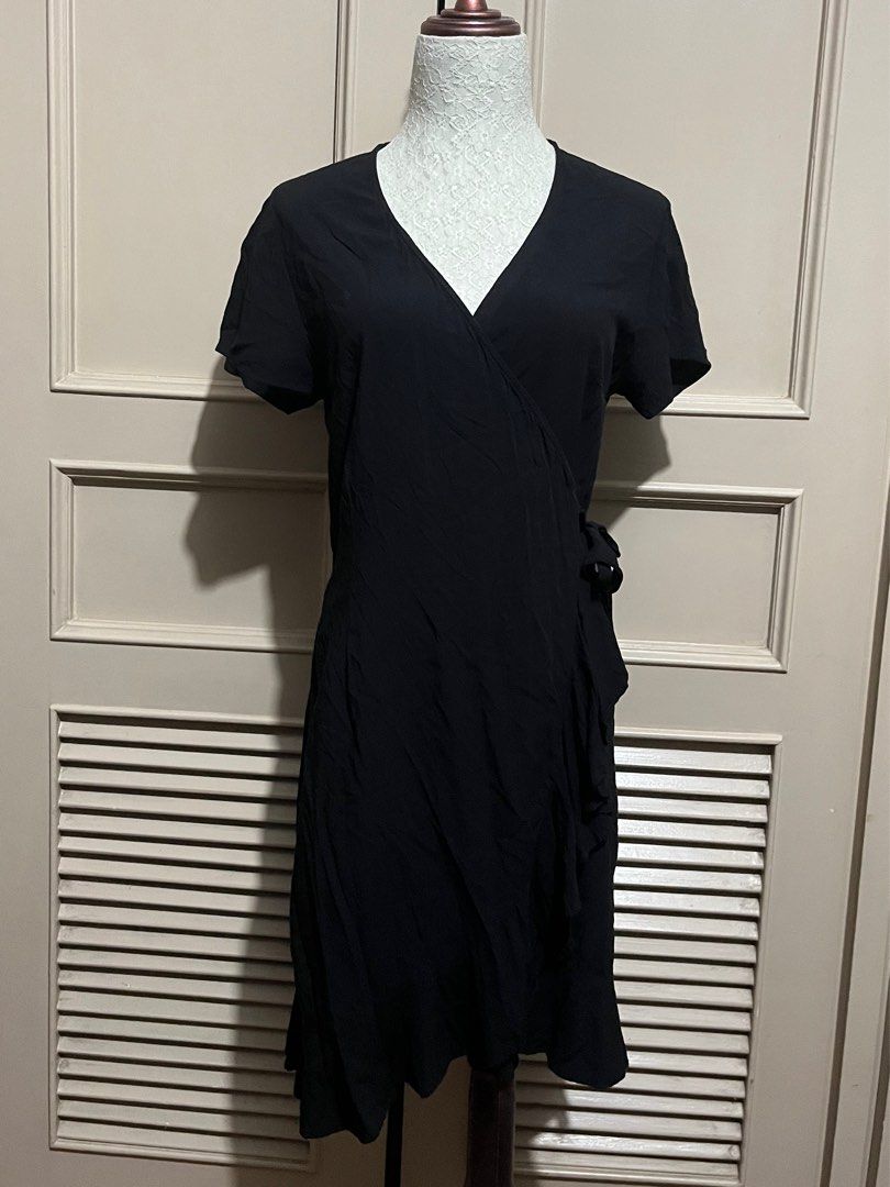 Cotton On Wrap Black Dress (Category: Dresses) located in Manila. Submitted by emmarim (Listing ID 1332224435, Image 1). Description: Can fot xxs-s.