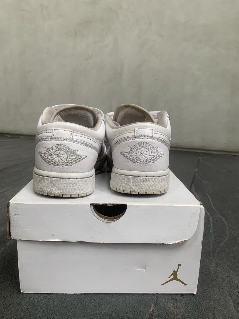 Jordan 1 triple white (Category: Sneakers) located in Las Pinas. Submitted by jadrie (Listing ID 1332121795, Image 3). Description: Size US7W.