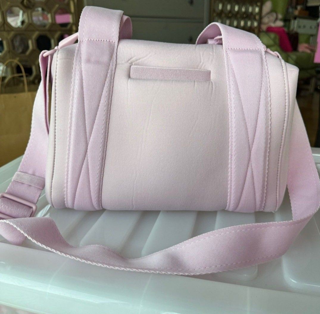 Landon Caryall Dagne Dover (Category: Cross-body Bags) located in Umingan. Submitted by sndra12 (Listing ID 1332258839, Image 1). Description: .