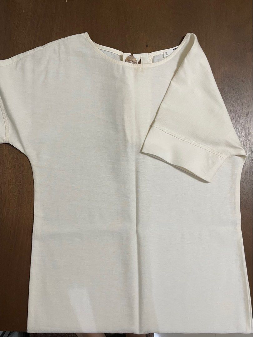 Mango White Dress (Category: Dresses) located in Quezon City. Submitted by mclbee (Listing ID 1332122428, Image 1). Description: ✨ casual white dress ✨ used once ✨ dm for when worn pic.