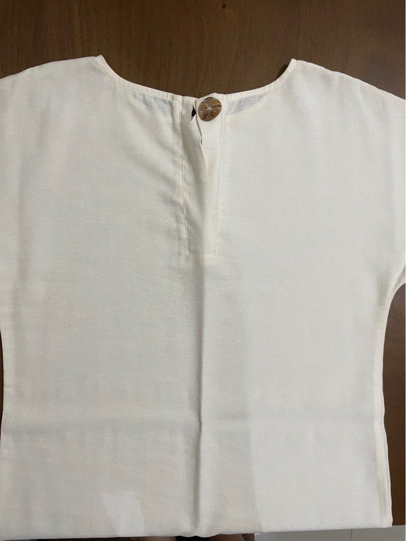 Mango White Dress (Category: Dresses) located in Quezon City. Submitted by mclbee (Listing ID 1332122428, Image 2). Description: ✨ casual white dress ✨ used once ✨ dm for when worn pic.