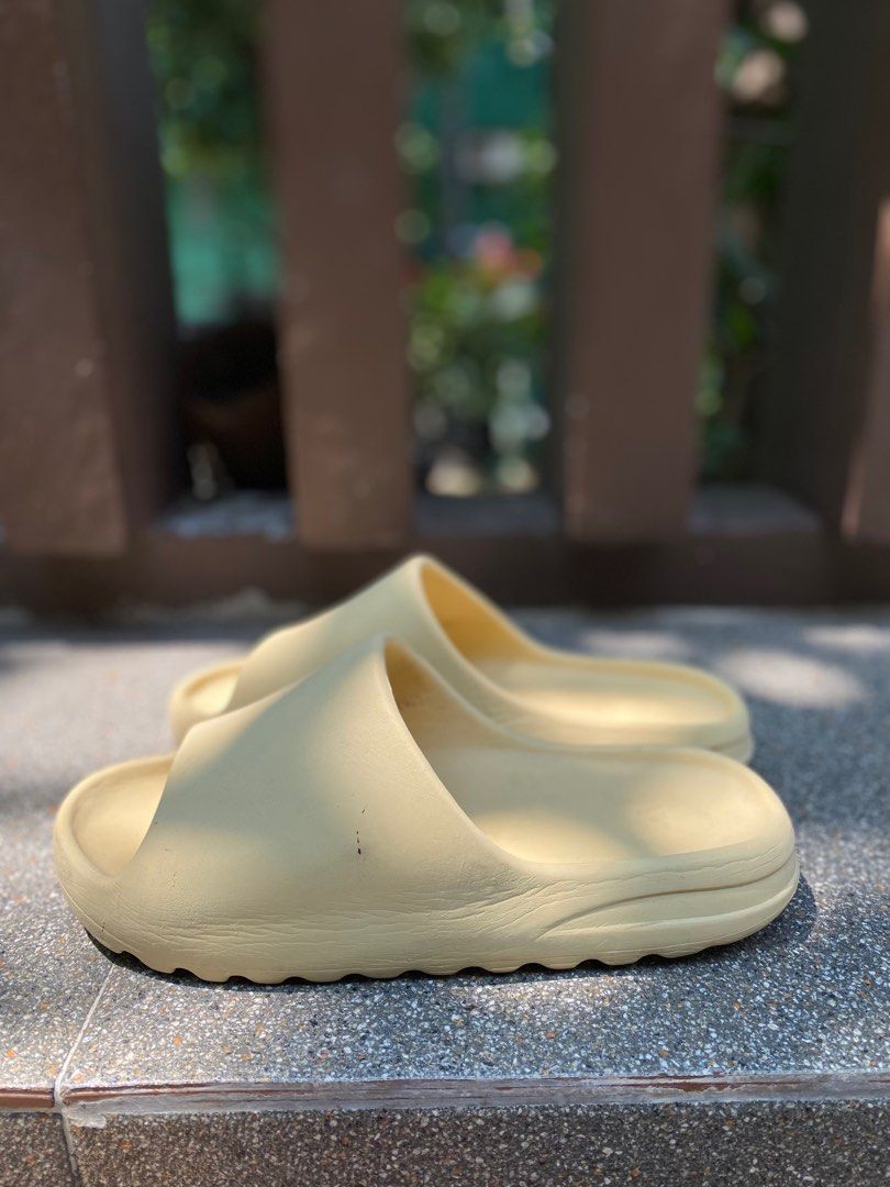 yeezy slide bone size 45 no box, Fesyen Pria, Sepatu Sandal di