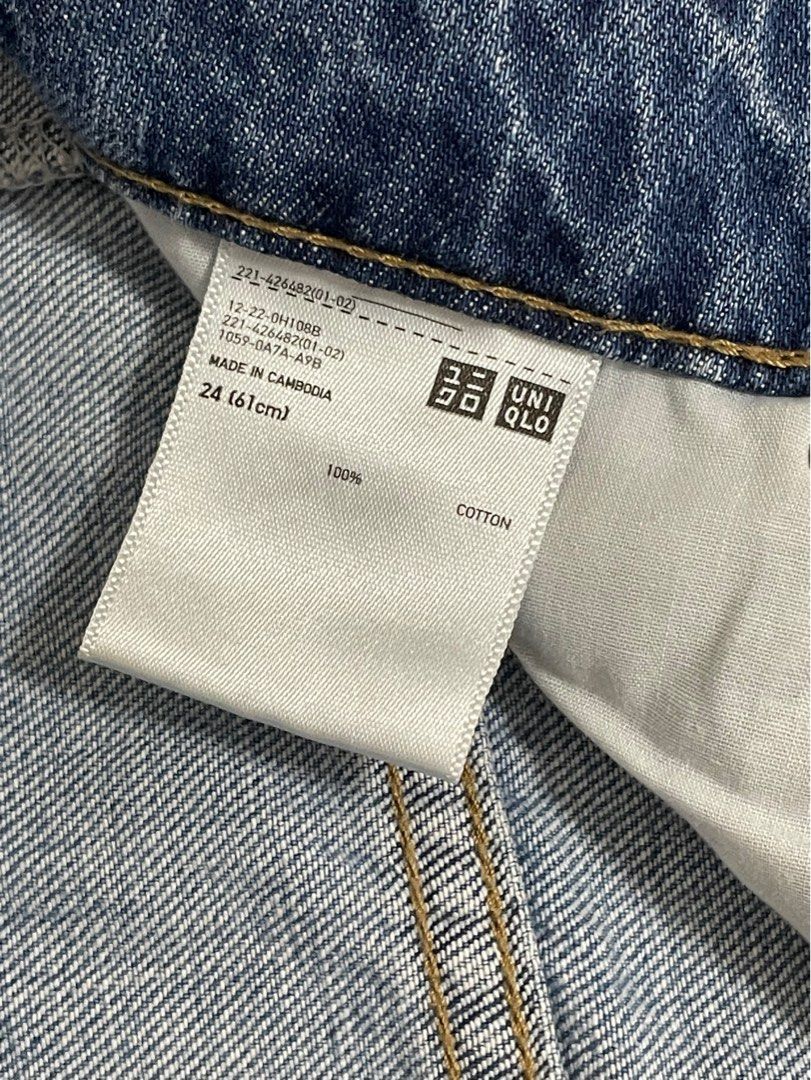 UNIQLO cropped distressed denim pants (Category: Jeans) located in Quezon City. Submitted by mclbee (Listing ID 1332127201, Image 3). Description: ✨ 24 in (61cm).