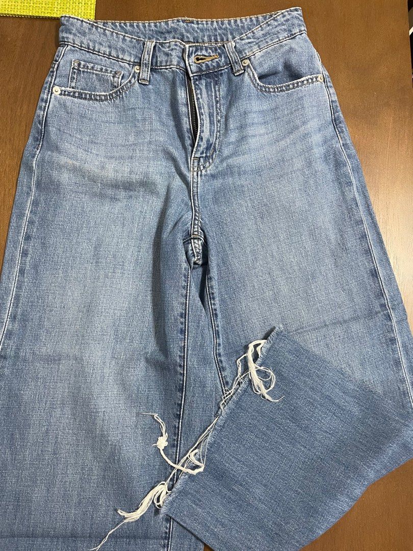 UNIQLO cropped distressed denim pants (Category: Jeans) located in Quezon City. Submitted by mclbee (Listing ID 1332127201, Image 1). Description: ✨ 24 in (61cm).