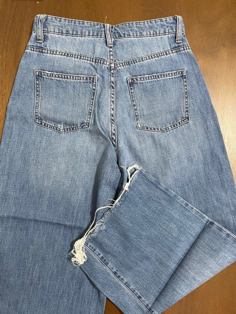 UNIQLO cropped distressed denim pants (Category: Jeans) located in Quezon City. Submitted by mclbee (Listing ID 1332127201, Image 2). Description: ✨ 24 in (61cm).