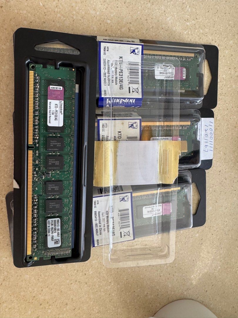 4GB Memory Module (Category: Computer Parts) located in Singapore. Submitted by mightyfalcon_123 (Listing ID 1332332647, Image 1). Description: .